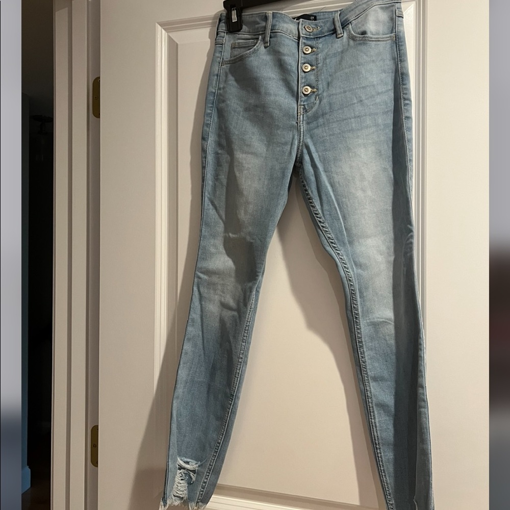 Adorable Hollister skinny high rise light wash jeans in size 5